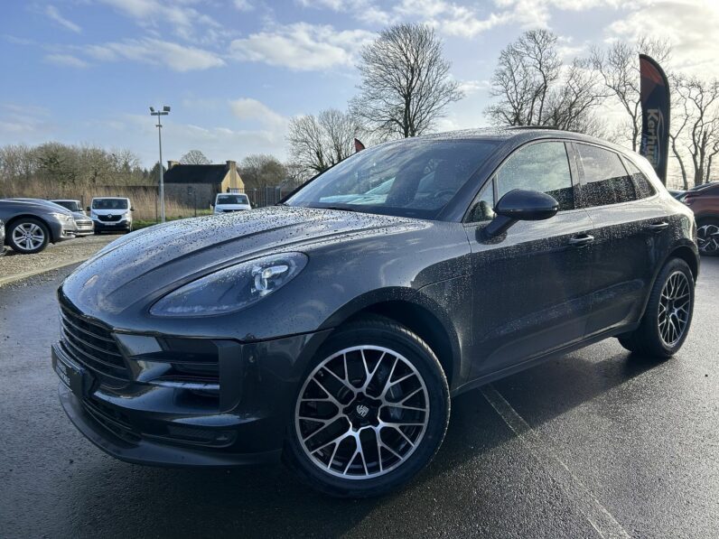 PORSCHE MACAN