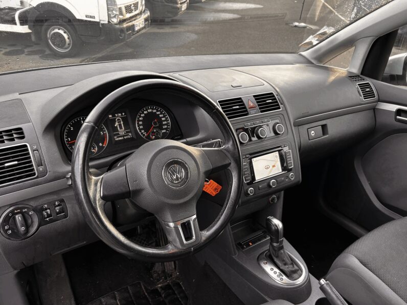VOLKSWAGEN TOURAN "À MARCHAND"