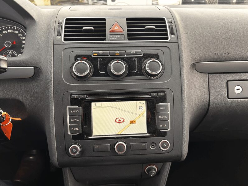 VOLKSWAGEN TOURAN "À MARCHAND"